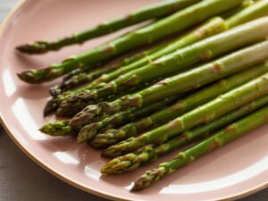 esparragos verdes a la plancha | plato rosa